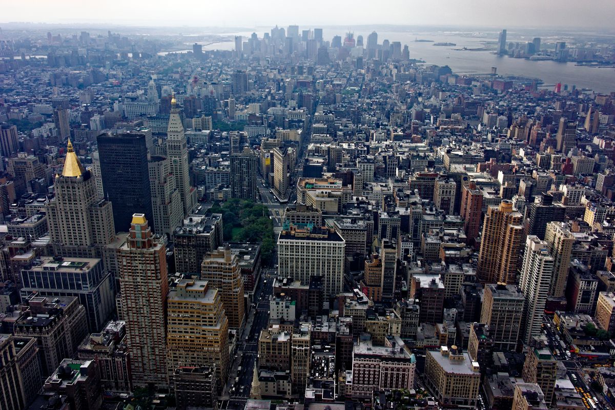 Blick von Empire State Building auf New York City.