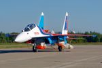 Die RF-81702 / 31 Su-30SM "Flanker C" von den Russian Knights / 237 TsPAT rollt zu ihrer Parkposition zurück.