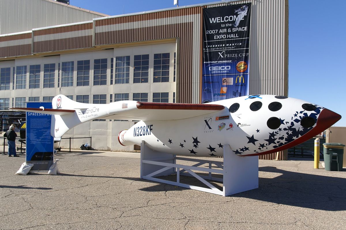 Das "Space Ship One" von der Spaceship Company mit der Reg: N328KF von US-amerikanisches Unternehmen Scaled Composites hergestellt, sollte in einer nahen Zukunft Passagiere unter dem Namen Virgin Galactic befördern.  "Space Ship Two" das Nachfolger Modell von "Space Ship One" verunglückte am 31. Oktober 2014, trotz diesen Rückschlag macht Virgin Galactic weiter. Location : Holloman Air and Space Expo 2007 / Featuring The X Prize Cup