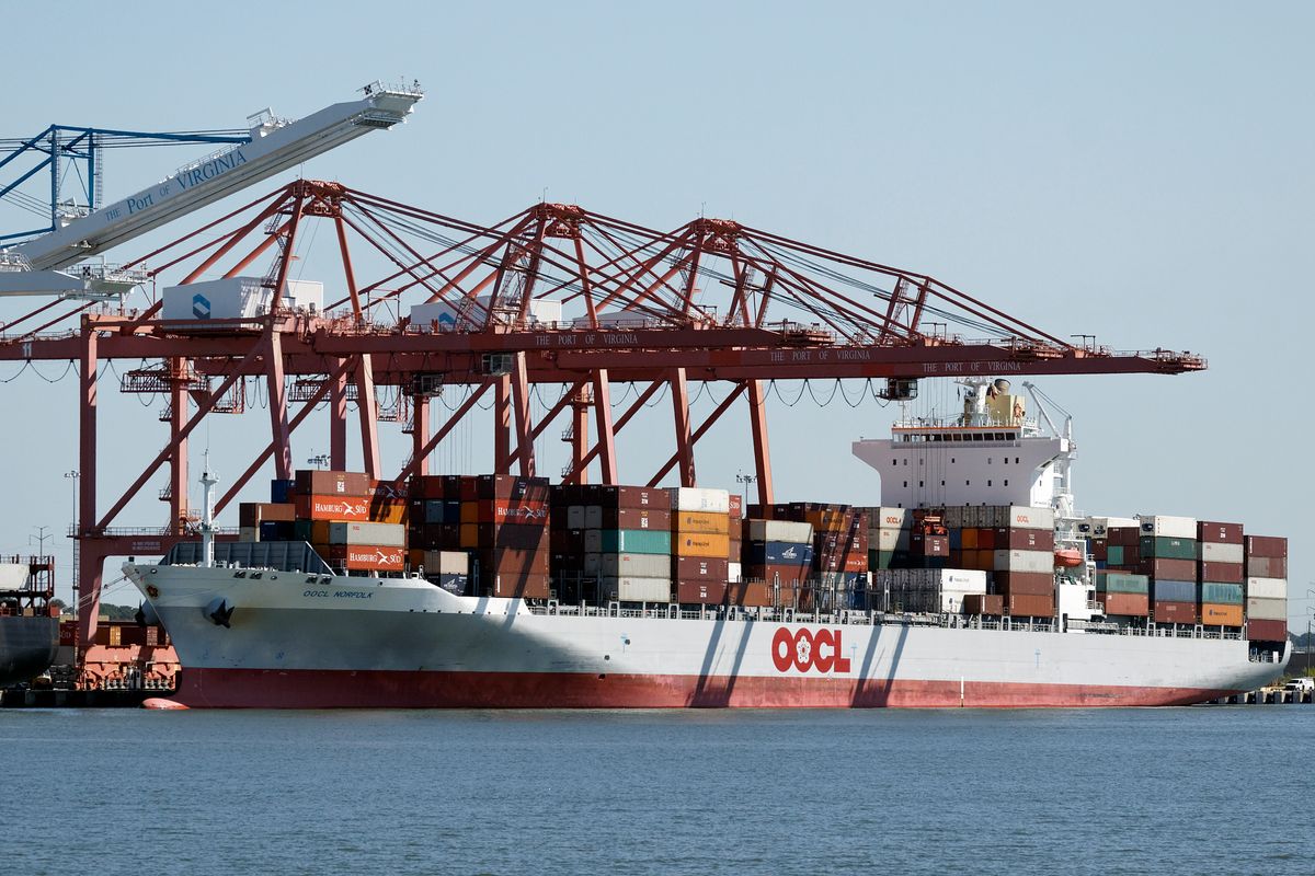 Die "OOCL Norfolk" von der Orient Overseas Container Line (OOCL) wird augenblicklich auf den "The Port of Virginia" in Norfolk gelöscht (entladen).