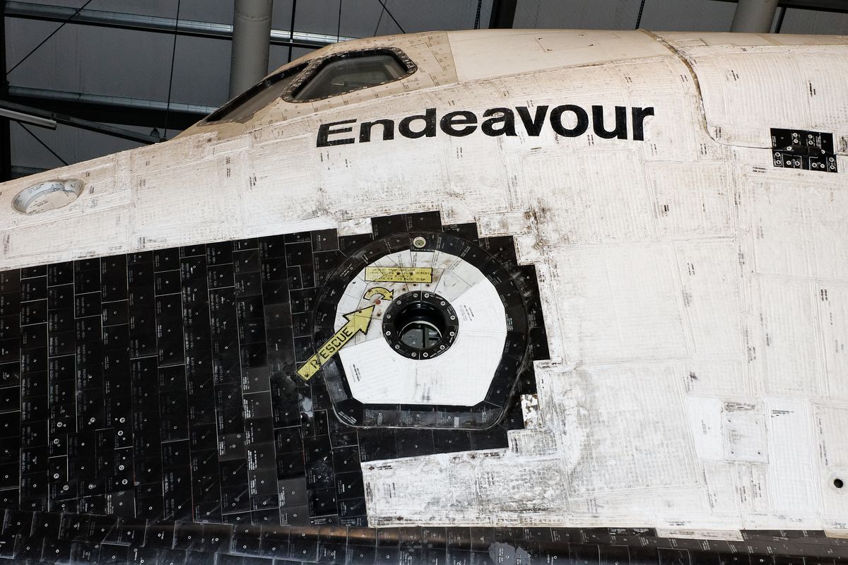 Der Orbiter war das Hauptbestandteil des dreiteiligen Space Shuttle Systems. Es diente als Crew-Transportfahrzeug, das Astronauten und Nutzlast zum und vom Weltraum beförderte.  Location : Orbiter OV-105 "Endeavour" in California Science Center, ein Museum im Exposition Park, Los Angeles.