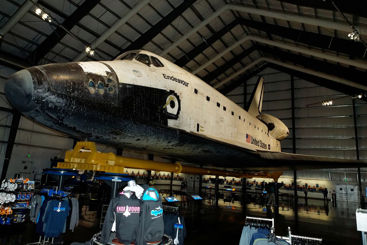 Der Orbiter war das Hauptbestandteil des dreiteiligen Space Shuttle Systems. Es diente als Crew-Transportfahrzeug, das Astronauten und Nutzlast zum und vom Weltraum beförderte.  Location : Orbiter OV-105 "Endeavour" in California Science Center, ein Museum im Exposition Park, Los Angeles.