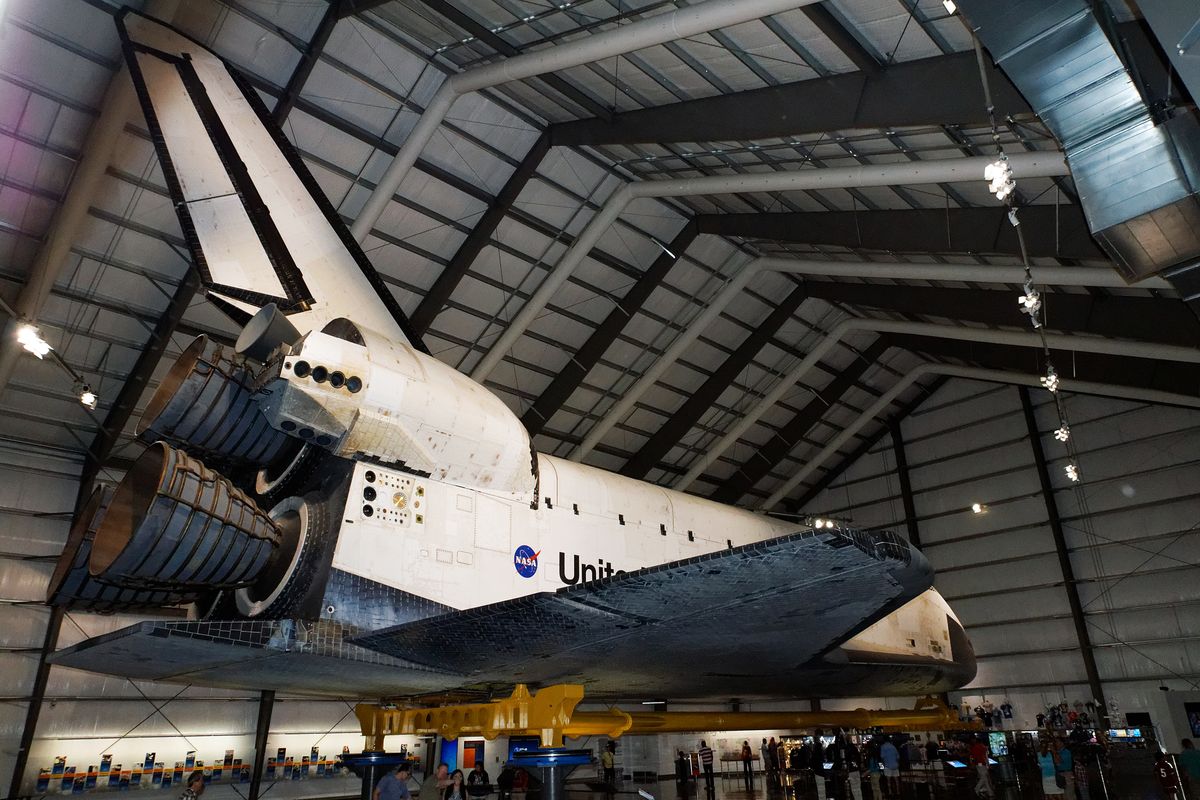 Der Orbiter war das Hauptbestandteil des dreiteiligen Space Shuttle Systems. Es diente als Crew-Transportfahrzeug, das Astronauten und Nutzlast zum und vom Weltraum beförderte.  Location : Orbiter OV-105 "Endeavour" in California Science Center, ein Museum im Exposition Park, Los Angeles.