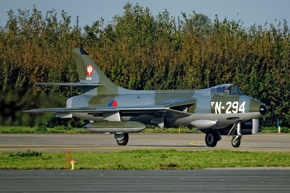 'N-294' Hunter F.6A DHHF (Dutch Hawker Hunter Foundation) Reg: G-KAXF Location: Leeuwarden / Zeremonie : First Aircraft Arrival