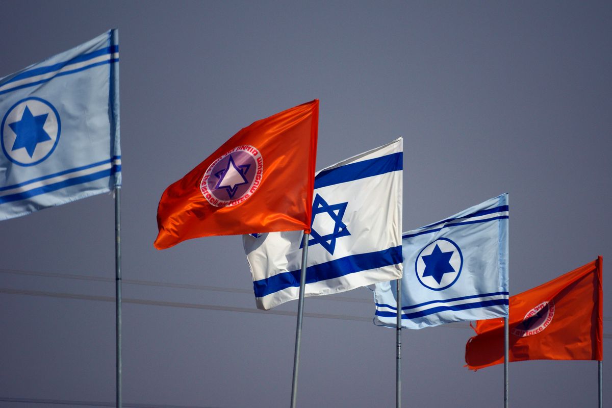 Die Zufahrt zum Museum auf der Hatzerim Airbase in der Wüste Negev, in der Nähe von Be’er Sheva wurde mit Fahnen geschmückt.