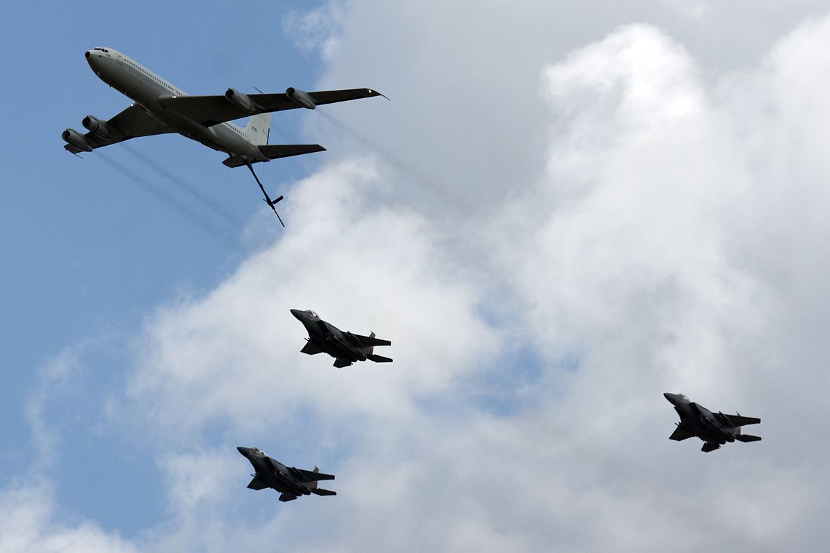 Die 275 Boeing KC-707 "Re'em" 120 Squadron mit 223, 252, und 255 F-15I "Ra'am" beim Flypast. Location : Independence Day auf der Ramat David Air Force Base, anlässlich des 65 jährigen besten des Staates Israel.