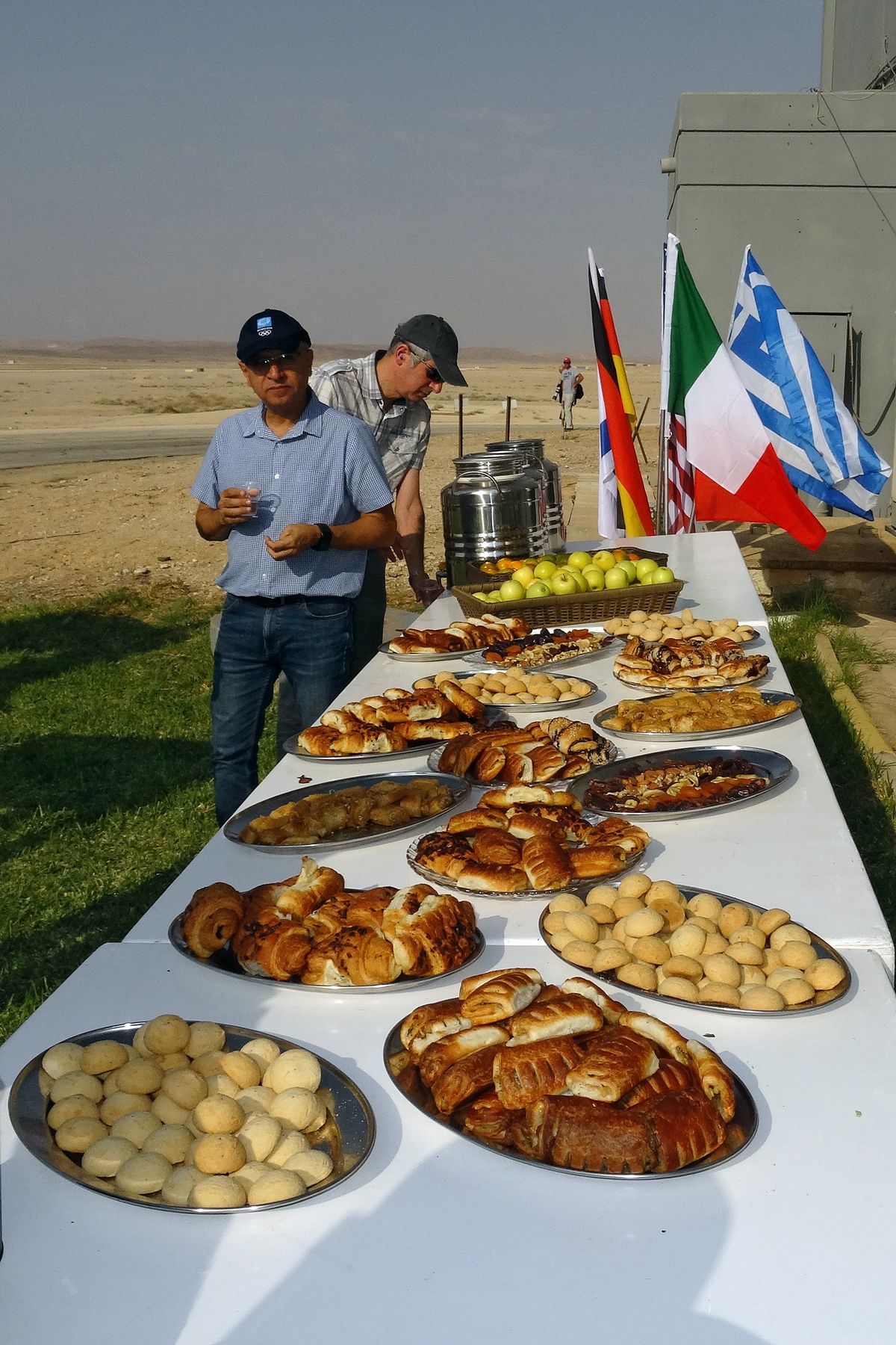 Ohne Mampf kein Kampf ! Ich war ausgesprochen positiv Überrascht, dass die Israel Air Force (IAF), landesübliche Snacks und Erfrischung in diesen großen Umfang, den Medienvertreter zu Stärkung gereicht hatte. Location : Übung Blue Flag 2019 auf der Uvda Air Force Base in Israel