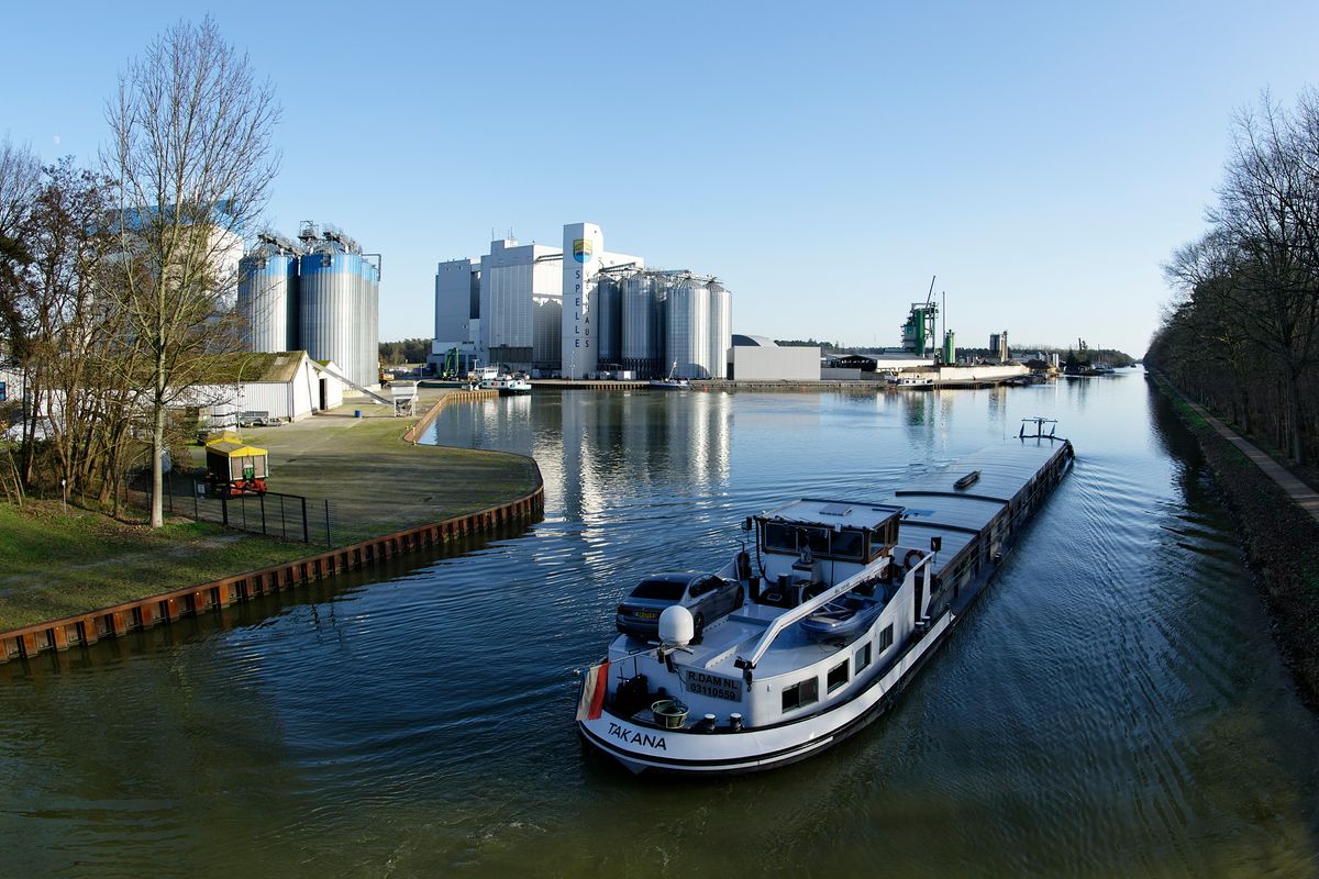 Ich spiele auch Klavier, schon länger! / Ich kann auch Schiffe! ( Zitat Raúl Richter:  "Ich bin ein Star und spiele Klavier, schon länger") Das Binnenschiff "Takana" / Der Hafen Spelle-Venhaus ist einer der zentralen Wirtschafts und Logistikstandorte in der Region des südlichen Emslands. ( Hintergrund )