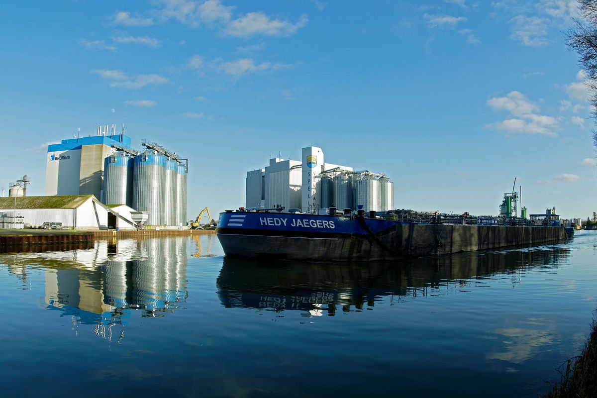 Ich spiele auch Klavier, schon länger! / Ich kann auch Schiffe! ( Zitat Raúl Richter:  "Ich bin ein Star und spiele Klavier, schon länger") Das Tankmotorschiff Hedy Jaegers fährt mit "Trico Hybridantrieb". /   Der Hafen Spelle-Venhaus ist einer der zentralen Wirtschafts und Logistikstandorte in der Region des südlichen Emslands. ( Hintergrund )