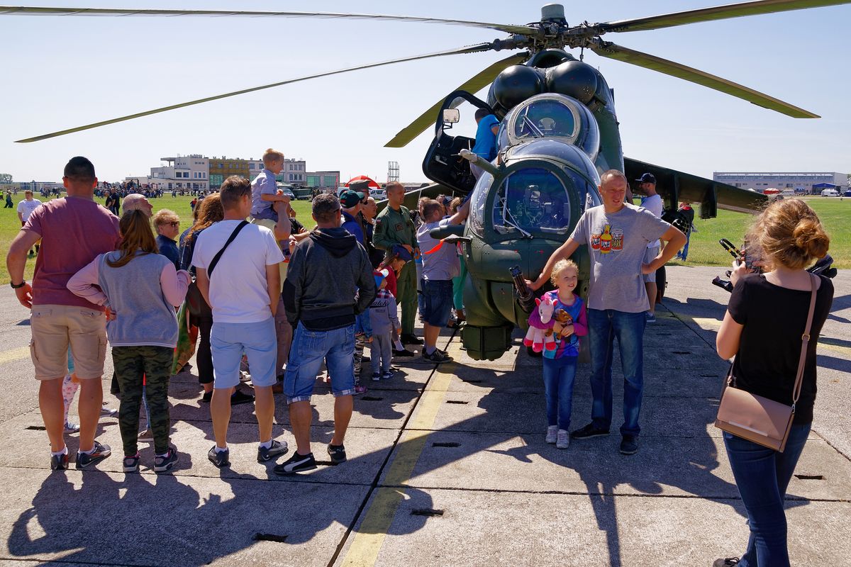 Das Problem an dieser Lokation war, das ständig sich Personen vor dem ausgestellten Gerät, sich ablichten lassen wollten. Auch der Smartphones Nutzer, siehe  Bild zuvor hat verstanden. Lokation : 6. Kujawski Helicopter Picnic ( Helikopter-Picknick ) in Inowrocław-Latkowo