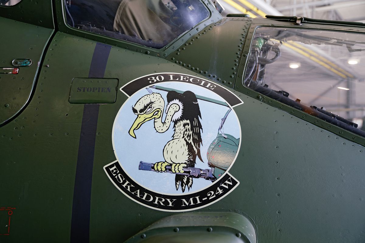 Das 30 Years Mi-24W Squadron Emblem (1986-2016) auf den  Mil Mi-24V 729 56.Blot -  Lokation : 6. Kujawski Helicopter Picnic ( Helikopter-Picknick ) in Inowrocław-Latkowo