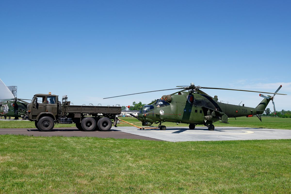 738 Mil Mi-24V ( NATO-Codename: Hind ) 56.BLot c/s 30 Years Mi-24W Squadron Emblem (1986-2016) - Lokation : 6. Kujawski Helicopter Picnic ( Helikopter-Picknick ) in Inowrocław-Latkowo