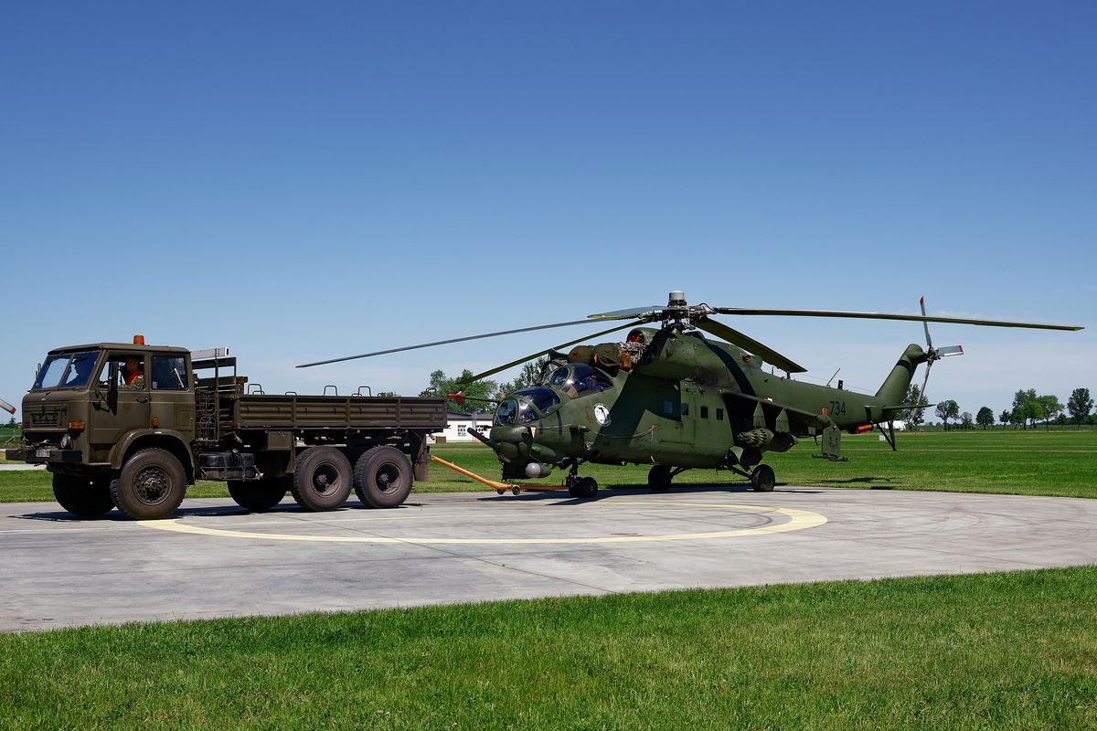 734 Mil Mi-24V ( NATO-Codename: Hind ) 56.BLot c/s 30 Years Mi-24W Squadron Emblem (1986-2016) / 49.BLot Scorpion Aerobatic Team mks -  Lokation : 6. Kujawski Helicopter Picnic ( Helikopter-Picknick ) in Inowrocław-Latkowo