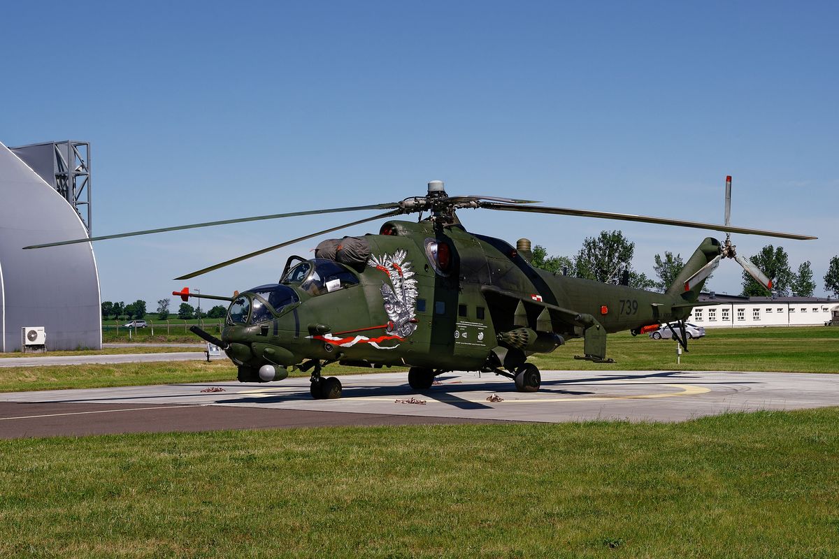 739 Mil Mi-24V ( NATO-Codename: Hind ) 56.BLot c/s 1 BLWL (1 Brygada Lotnictwa Wojsk Lądowych ) -  Lokation : 6. Kujawski Helicopter Picnic ( Helikopter-Picknick ) in Inowrocław-Latkowo