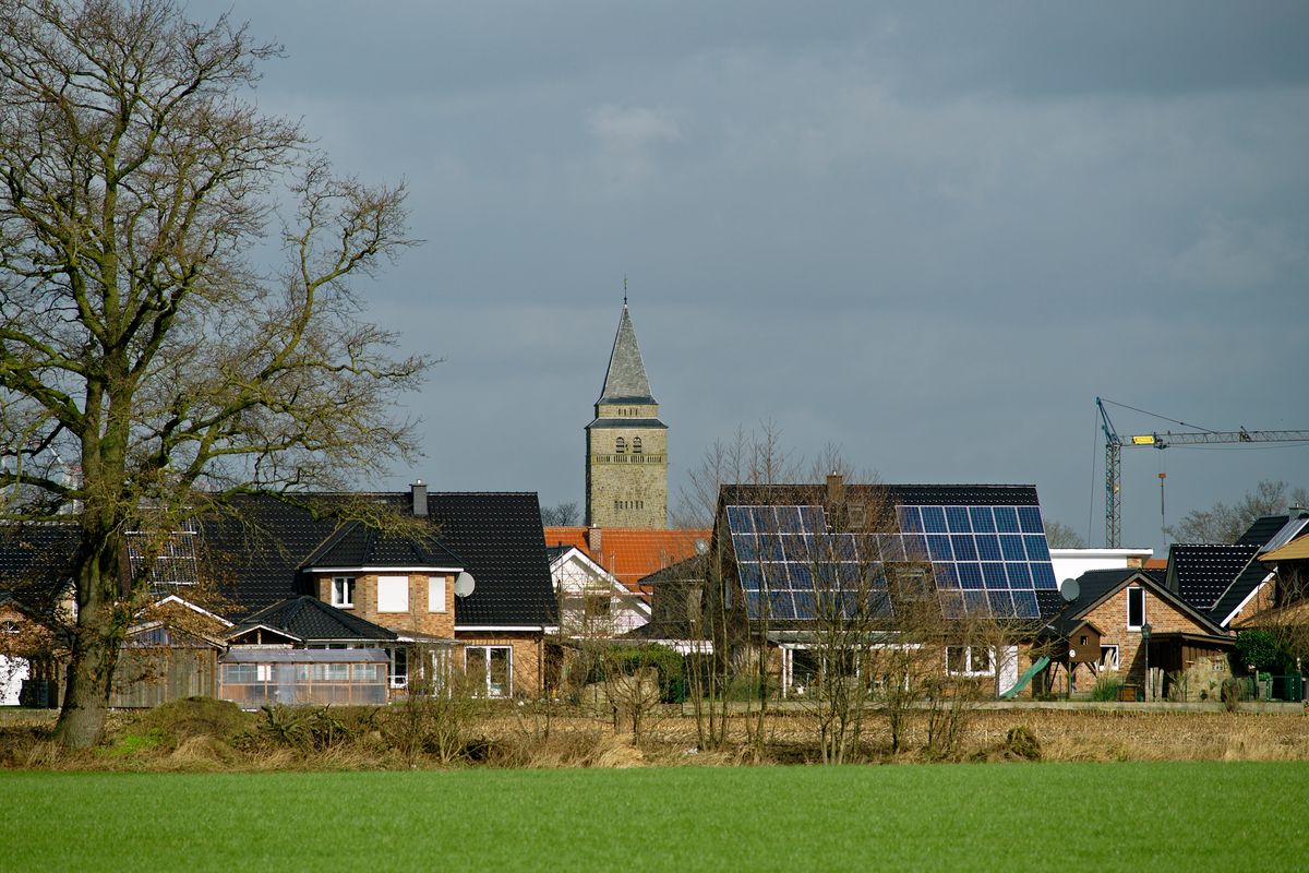 Dorfpartie Süden mit der römisch-katholische Kirche St. Ludgerus - Lokation : Schapen,  Emsland