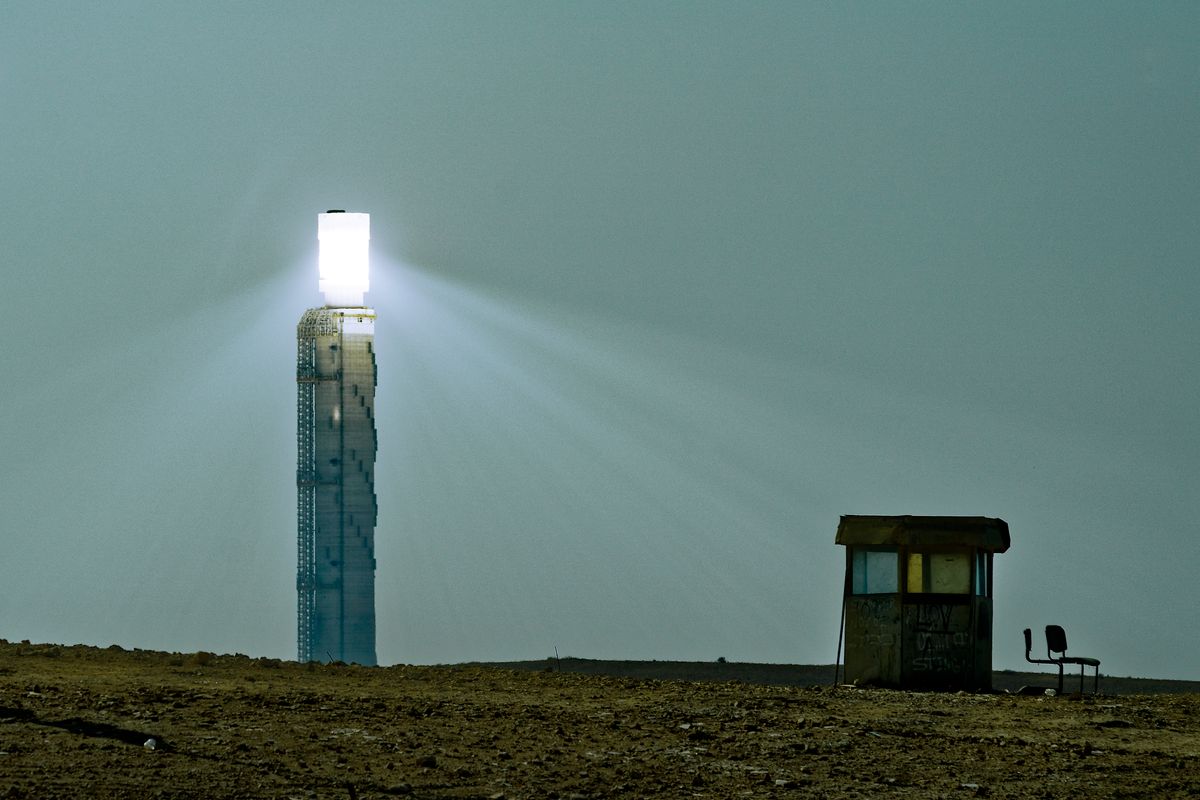 Das Sonnenlicht wird in diesem Solarkraftwerk nahe dem Kibbuz Aschalim in der Negev Wüste zur Stromerzeugung genutzt. Die Israelis planen  die Umweltschädlichen Kohlekraftwerke durch Sonnenenergie und Erdgas zu ersetzen. Dieses solarthermische Kraftwerk kann sogar Energie speichern, so das weiter Strom ins Netz eingespeist wird wenn schon die Sonne unter gegangen ist. ( Leider nur ein  Schnappschuss aus einen fahrenden Fahrzeug )