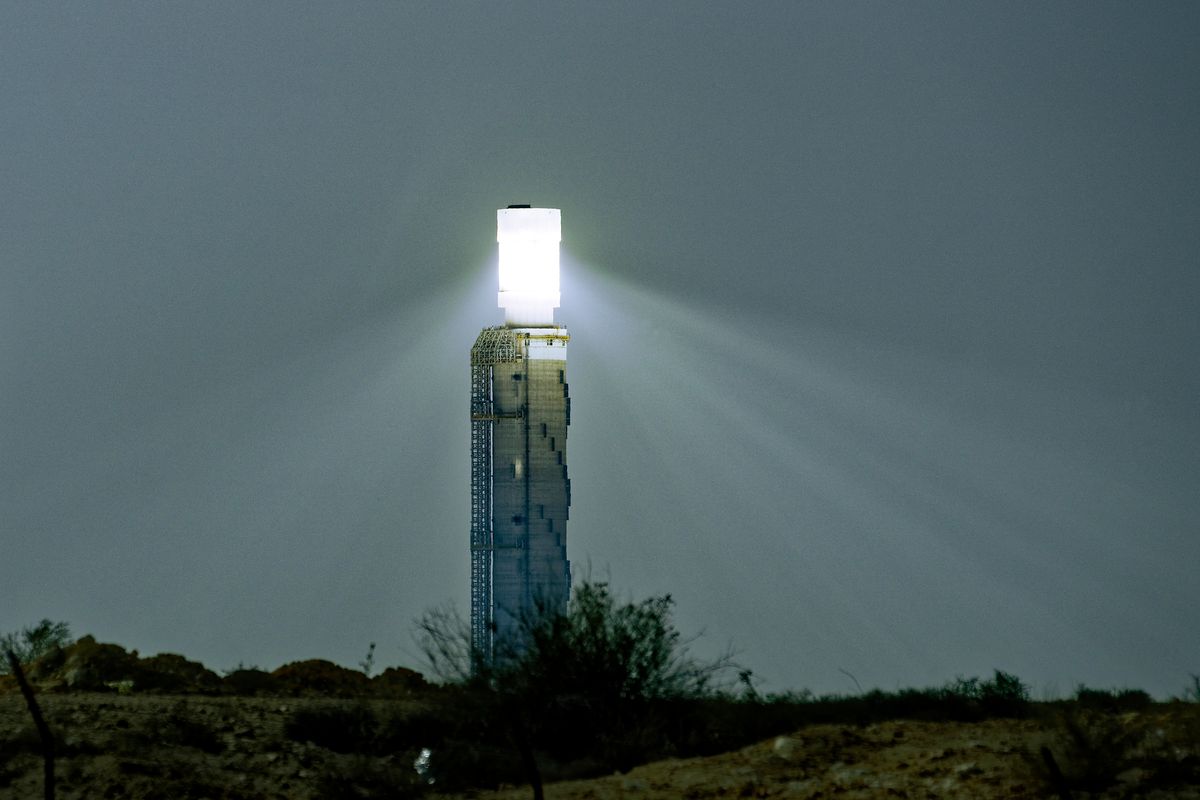 Das Sonnenlicht wird in diesem Solarkraftwerk nahe dem Kibbuz Aschalim in der Negev Wüste zur Stromerzeugung genutzt. Die Israelis planen  die Umweltschädlichen Kohlekraftwerke durch Sonnenenergie und Erdgas zu ersetzen. Dieses solarthermische Kraftwerk kann sogar Energie speichern, so das weiter Strom ins Netz eingespeist wird wenn schon die Sonne unter gegangen ist. ( Leider nur ein  Schnappschuss aus einen fahrenden Fahrzeug )