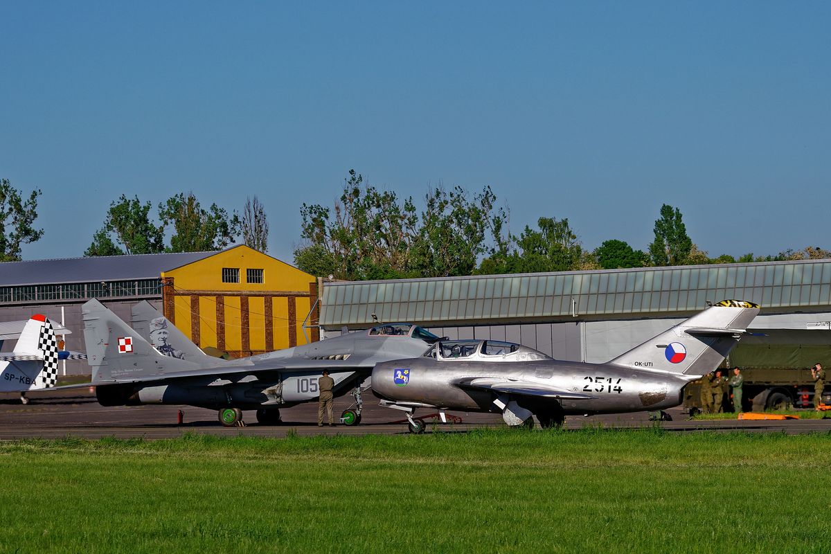 Die Mikoyan Gurevich MiG-15 ( NATO Codename F.... ) und Mikoyan Gurevich MiG-29 ( NATO Codename Fulcrum )