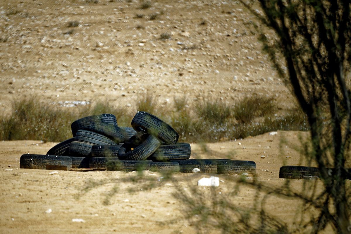 Illegales Entsorgen von Abfällen in der Wüste Negev, nahe der Stadt Be’er Sheva