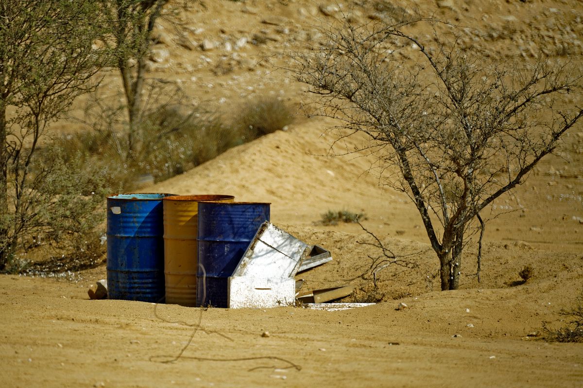 Illegales Entsorgen von Abfällen in der Wüste Negev, nahe der Stadt Be’er Sheva