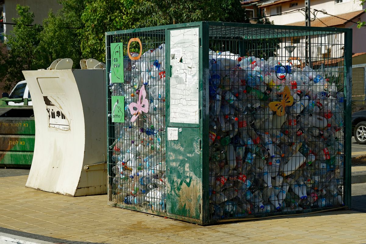 Eine Sammelstation für Wertstoffe in Eilat / Israel. In Gegensatz zu vergleichbaren deutschen Städten wo es ein Pfand Systeme gibt, liegt in Eilat weniger Müll (Wertstoffe) auf den Straßen.