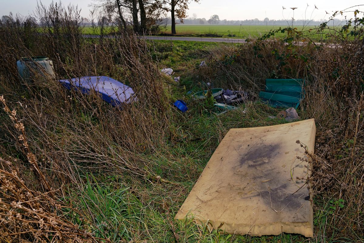 Illegales Entsorgen von Abfällen in einen Außenbezirk von Schapen / Emsland