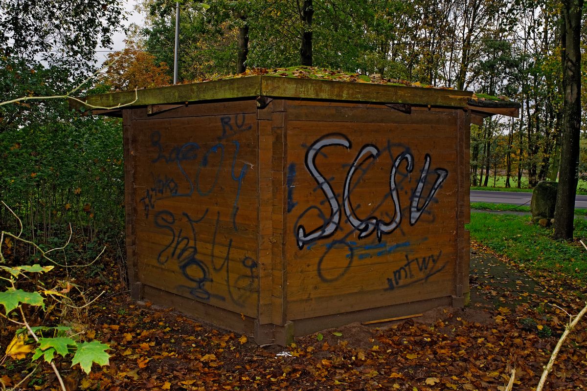 Eine Wetterschutzhäuschen auf der Ökoinsel / "Die Huile" in Schapen / Emsland. Rund um die Straße "Auf der Huile" hat sich die Nachbarschaft zu Ökoinsel zusammengeschlossen und es werden gemeinsam diverse Aktivtäten gemacht.