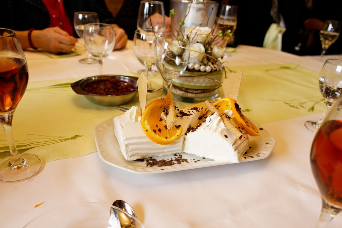 Dieses Desserts wurde in Land Gasthaus Düsing, in Schapen, Anlässlich eines 70. Geburtstag gereicht.