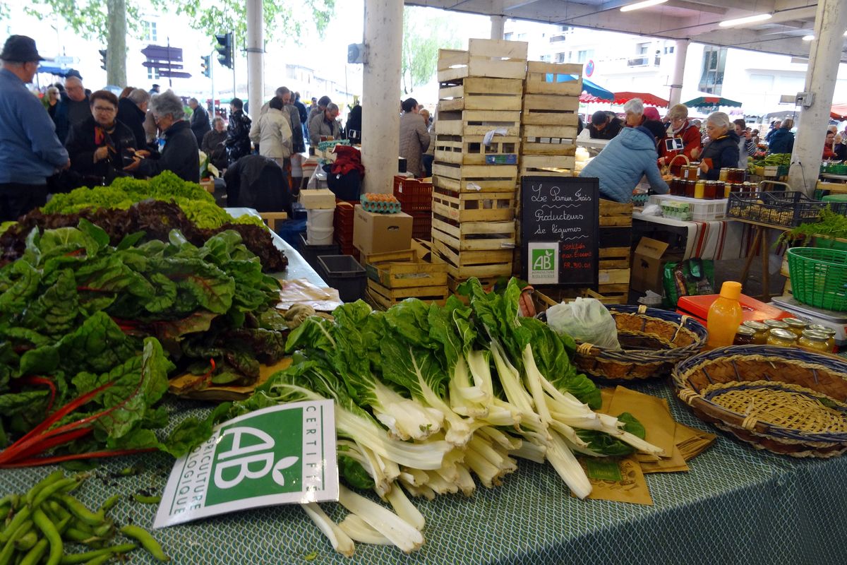 Gemüse, Früchte und Eier in der Markthalle von Mont-de-Marsan