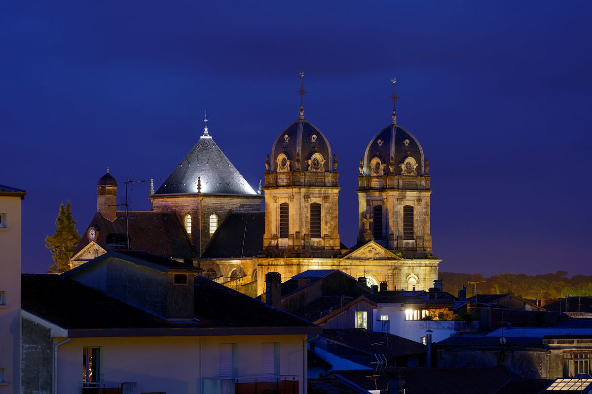 Die Location ist: Cathédrale Notre Dame de Dax  in Mont-de-Marsan, 2019, Frankreich Technik: Kein Stativ, Kamera war bei der Aufnahme auf der Fensterbank aufgelegt.