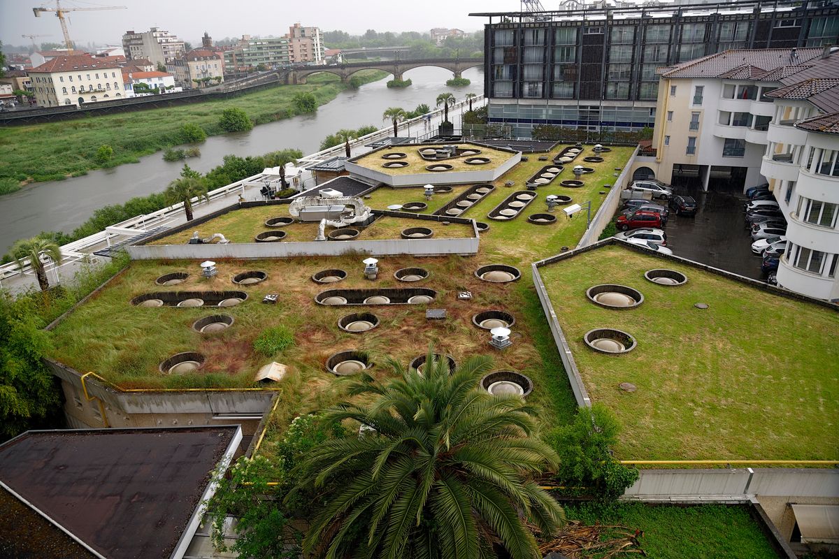 Blick aus dem Ibis Styles Dax Miradour, auf einen Teil des Hotels bei Regen. Ist quasi ein echter grüner Dachgarten für eine grüne Zukunft. Die Location ist: Mont-de-Marsan, 2019, Frankreich.