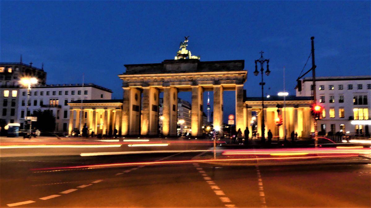 aus freier Hand fotografiert weil ich das Stativ nicht bei hatte Eine Langzeitaufnahme am Brandenburger Tor in Berlin (2).jpg