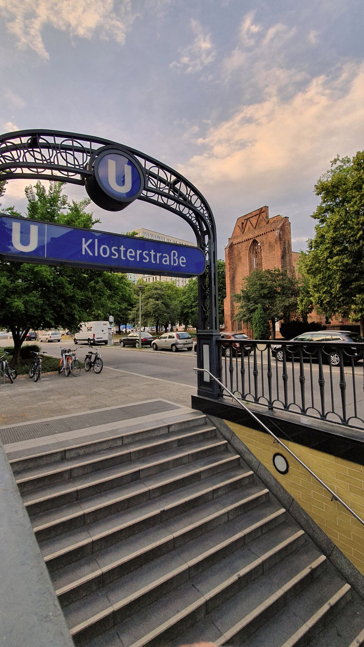 Ein-Eingang-zur-alten-U-Bahn.jpg