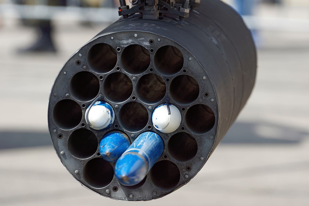 Ein Rocket Launcher mit Hydra 70 Dummy Raketen, an einen AH-64DN montiert. Location : Fliegerhorst Faßberg