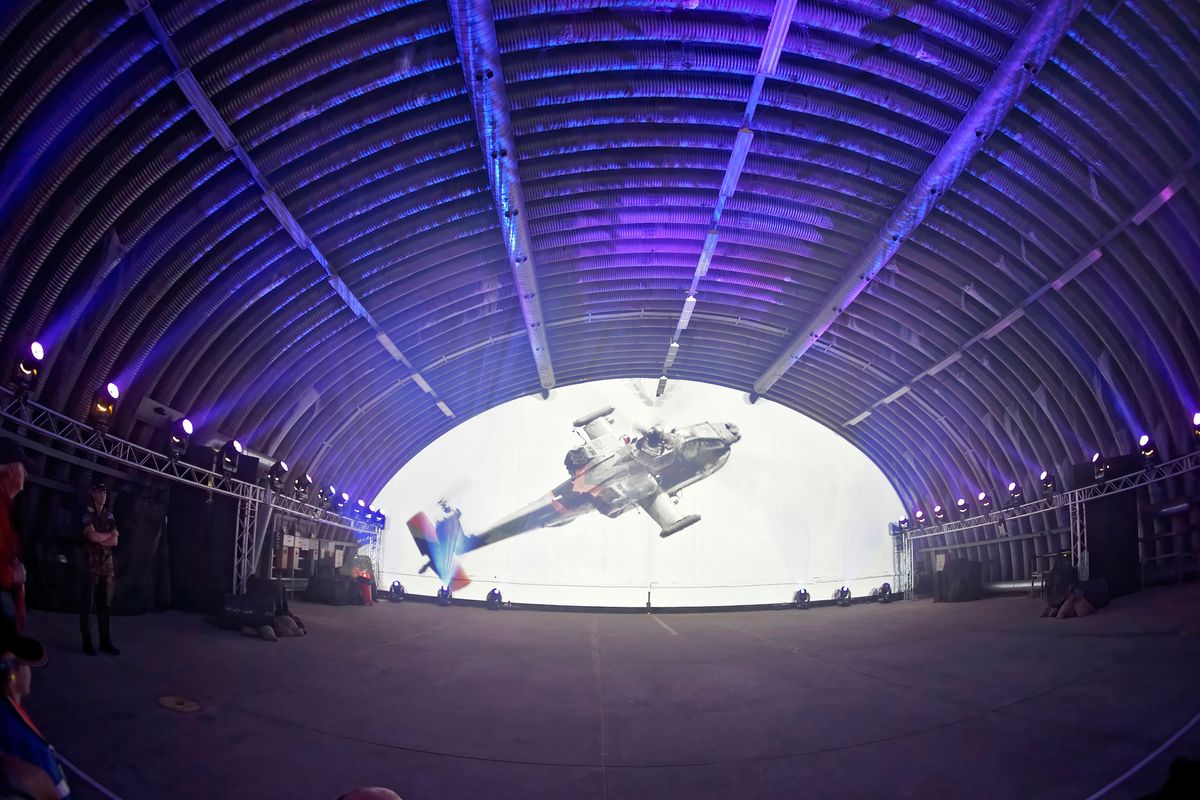 Blich in einen Aircraft Shelter, wo gerade eine Multimedia-Präsentation läuft. Location: Vliegbasis Gilze-Rijen