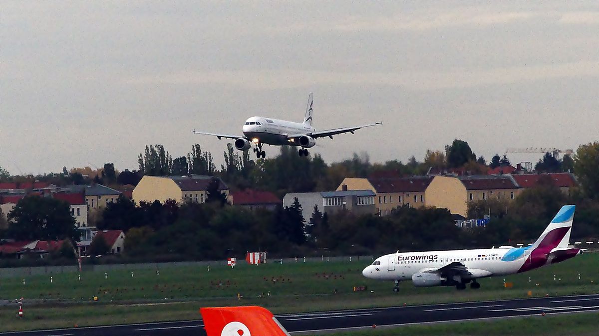 22 ich war gestern fünf Stunden an den alten Flughafen Berlin Tegel oben auf der Besucherplattform  und habe gefilmt und geknipst 2.jpg