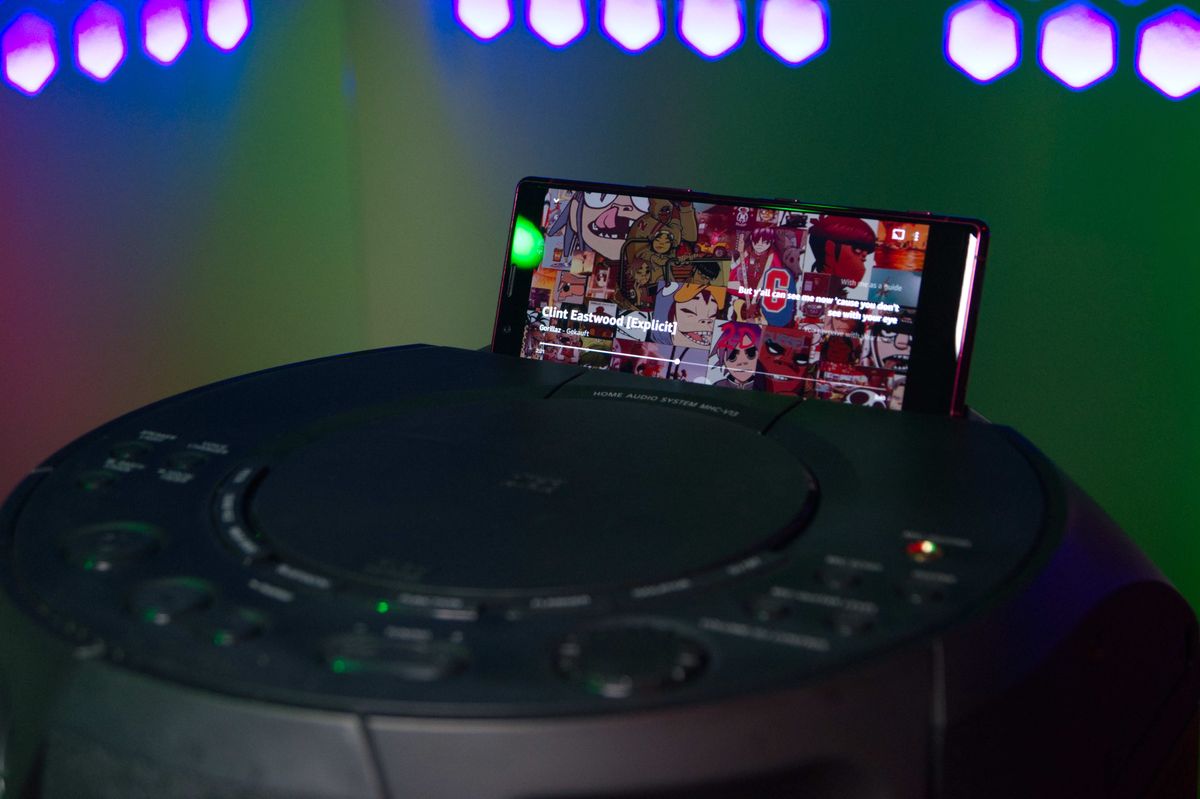 Smartphones oder Tablets kann man oberhalb des Tragegriffs in eine dafür vorgesehene Halterung stecken.