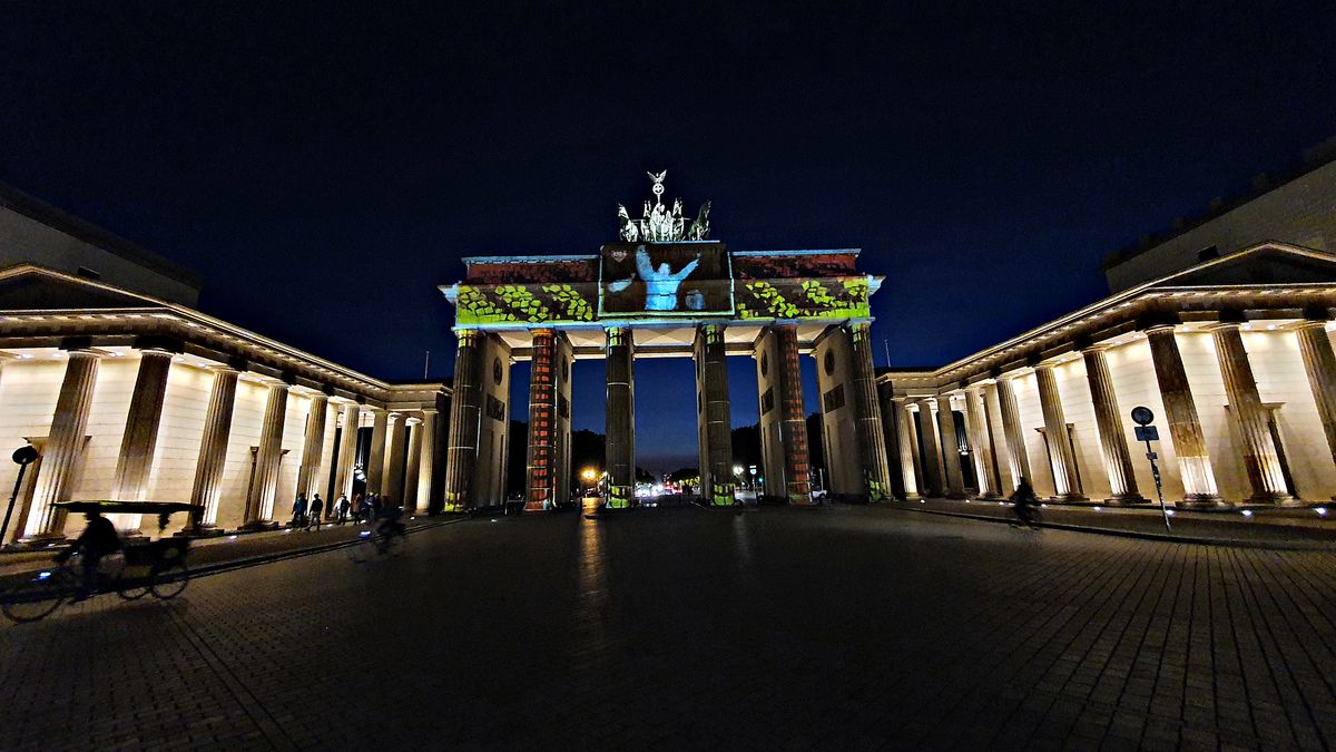 Berlin Brandenburger Tor wurde angestrahlt.jpg