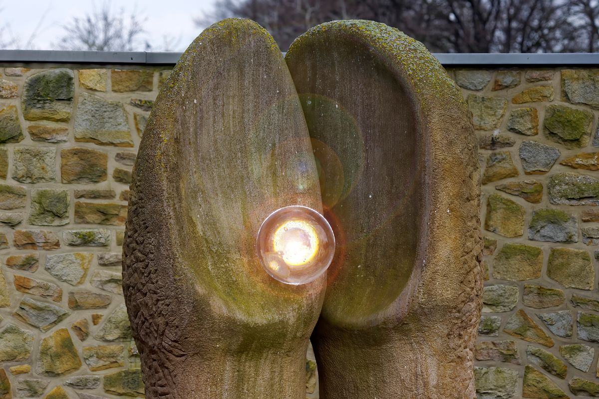 Eine Skulptur auf dem katholischen Friedhof in Schapen