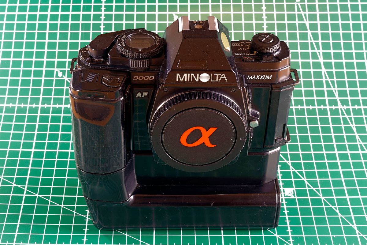 Die Minolta 9000 war die erste professionelle Alpha Kamera der Welt. Die US-Version der Minolta 9000 wurde als Maxxum und die Japanische-Version der Minolta 9000 wurde als Alpha bezeichnet.