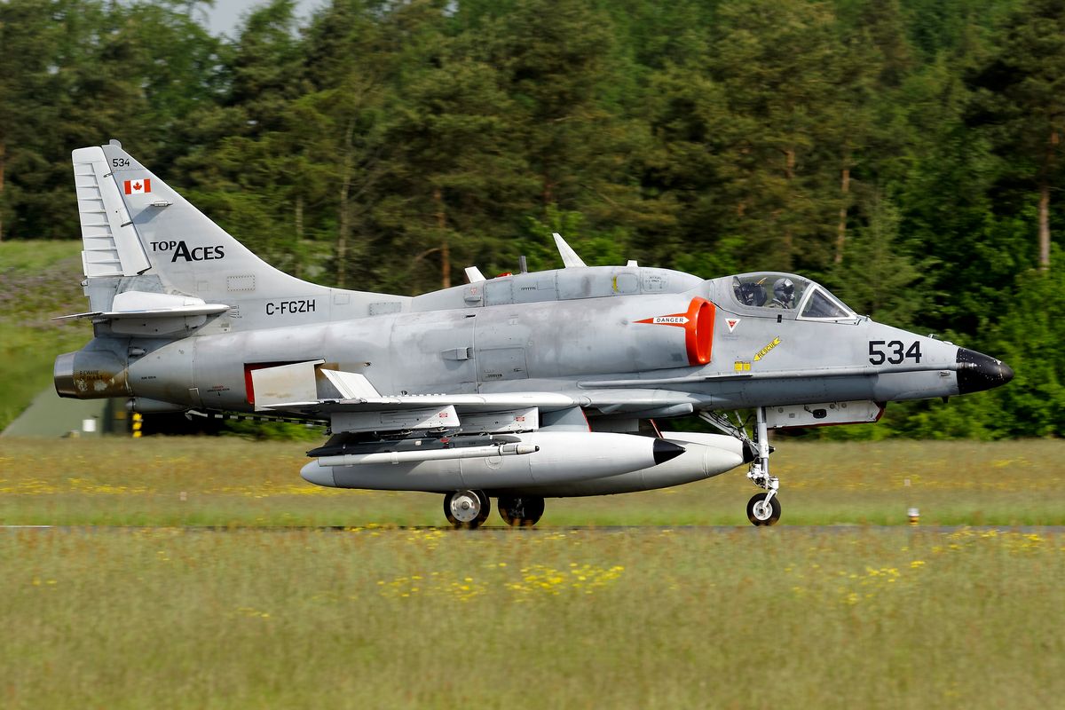 Die Douglas A-4N Skyhawk mit der Registrierung : C-FGZH / 534 von der Top Aces Inc, mit der Bu-No.: 159536 bei der Landung in Wittmundhafen