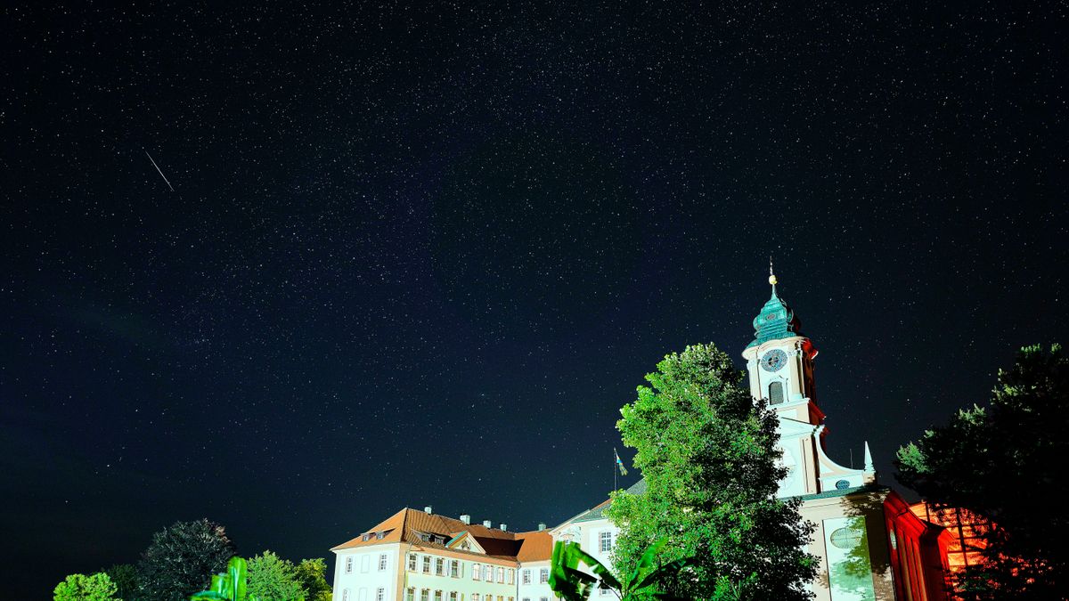 Schloss Mainau mit Sternschnuppe