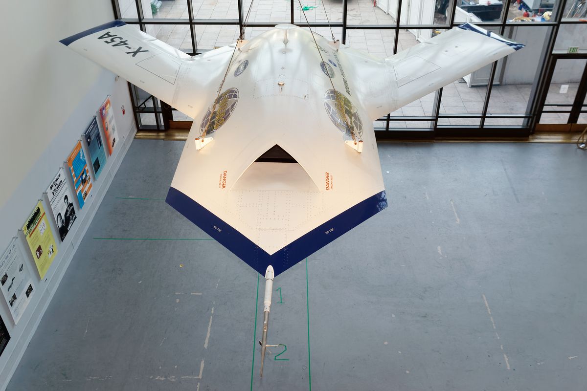 Die Boeing X-45A Spiral ist ein Unbemanntes Demonstrationsflugzeug ( J-UCAS ) für die nächste Generation autonomer Kampfflugzeuge. Die X-45A wurde erstmals 2002 geflogen, die Flugtests wurden 2005 erfolgreich abgeschlossen. Diese Maschine ist aktuell ein Teil der Ausstellung in Smithsonian National Air und Space Museum / Washington, D.C.