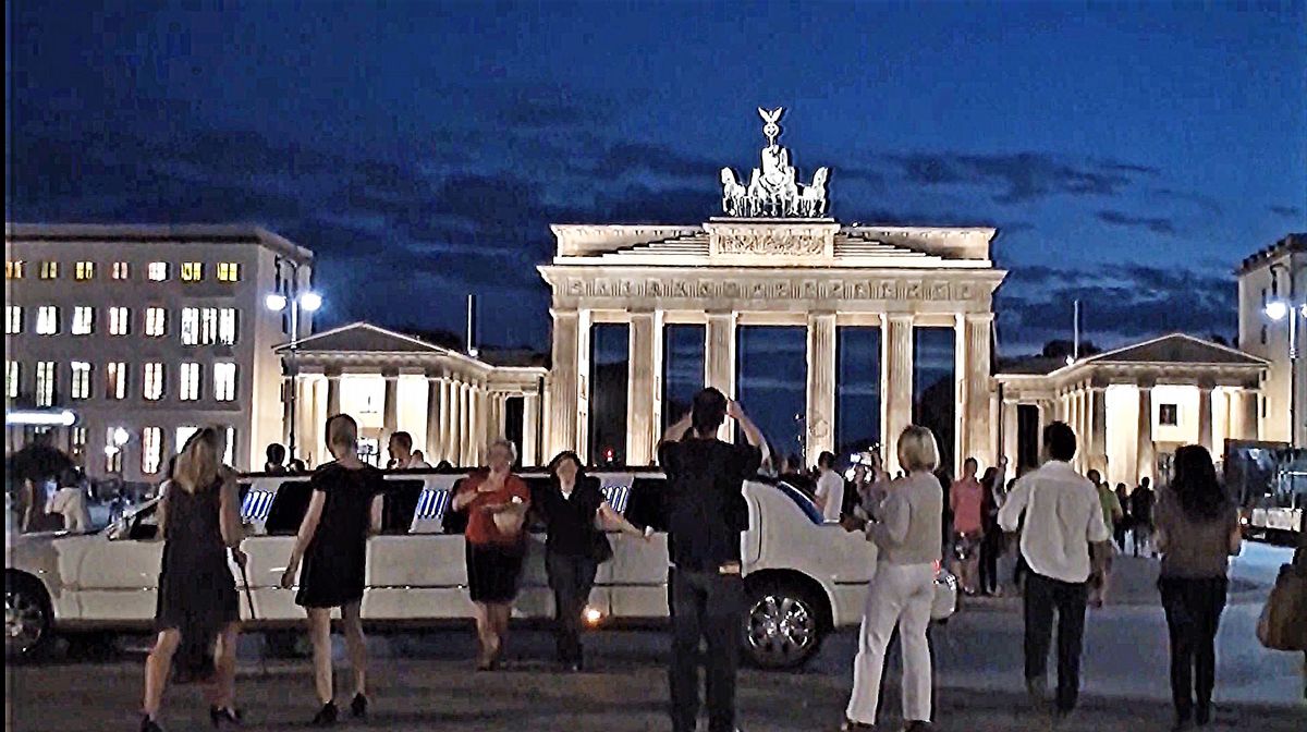 Partystimmung-am-Brandenburger-Tor.jpg