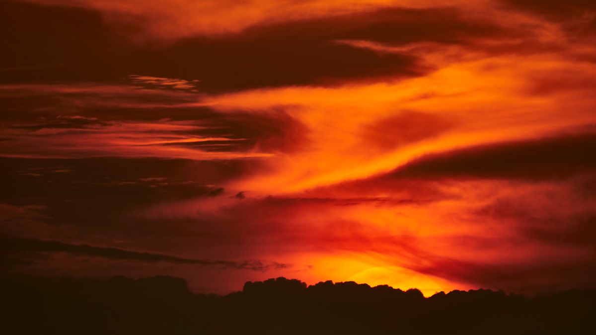 Sonnenuntergang hinter den Bergen