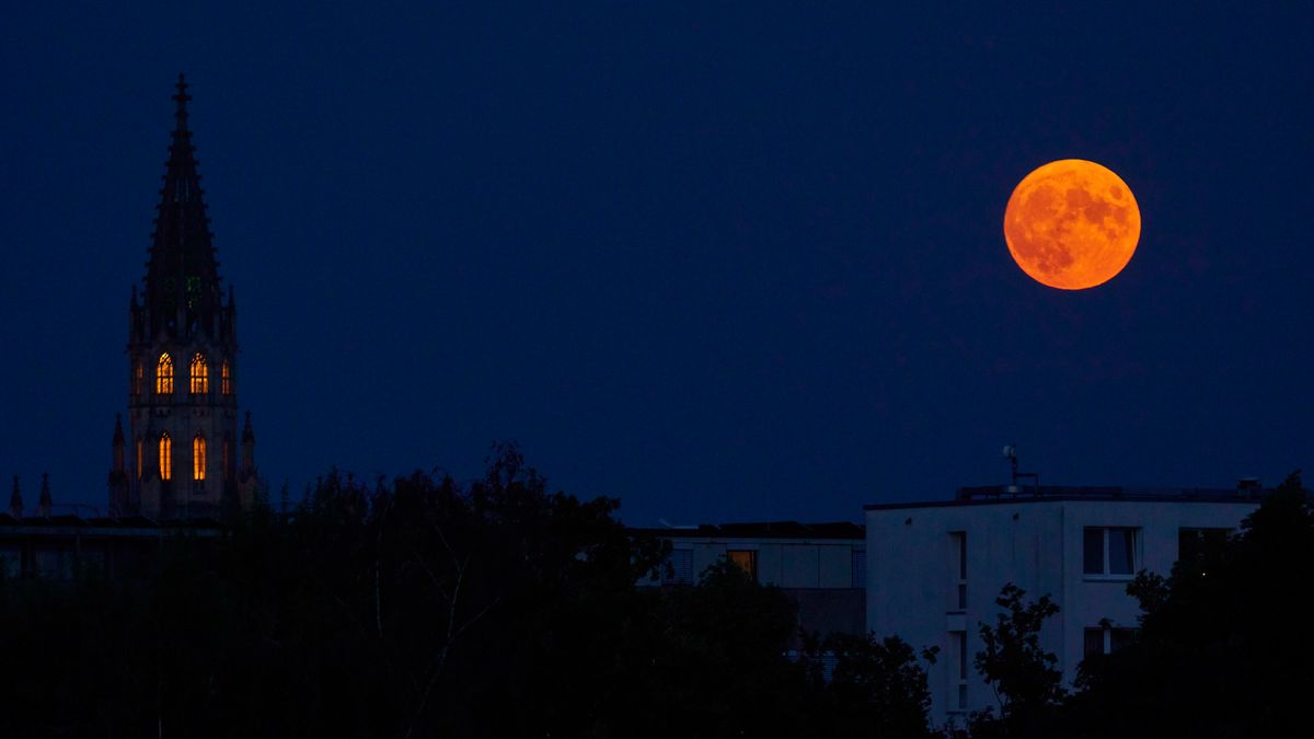 eine Nacht. Münsterturm Konstanz mit aufgehenden Blut Bock Mond