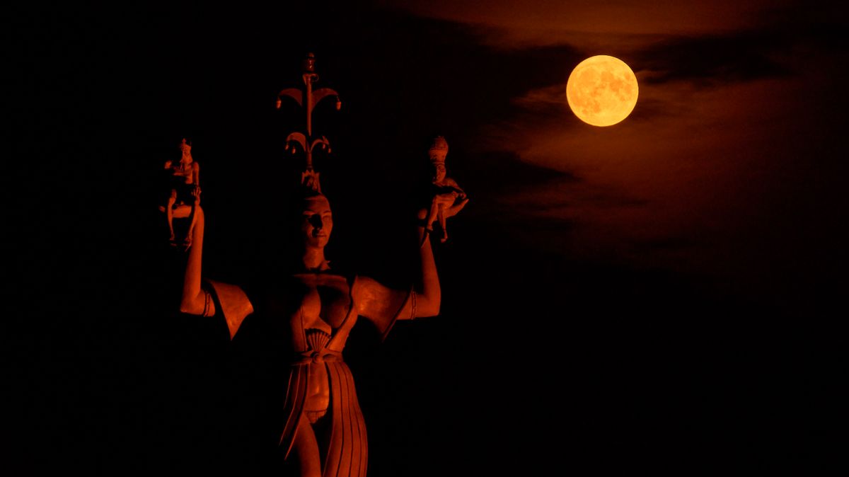 eine Nacht. Die Imperia Konstanz bewundert den Bock Mond