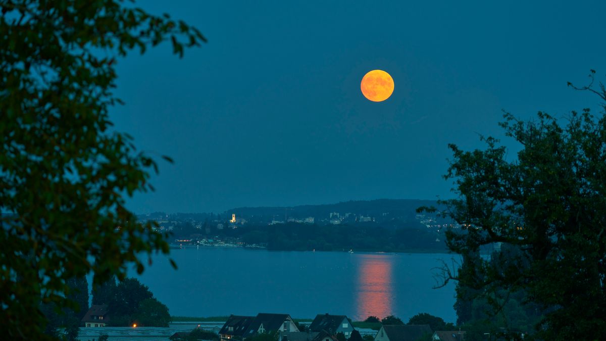 Kupfermond über Kreuzlingen Schweiz