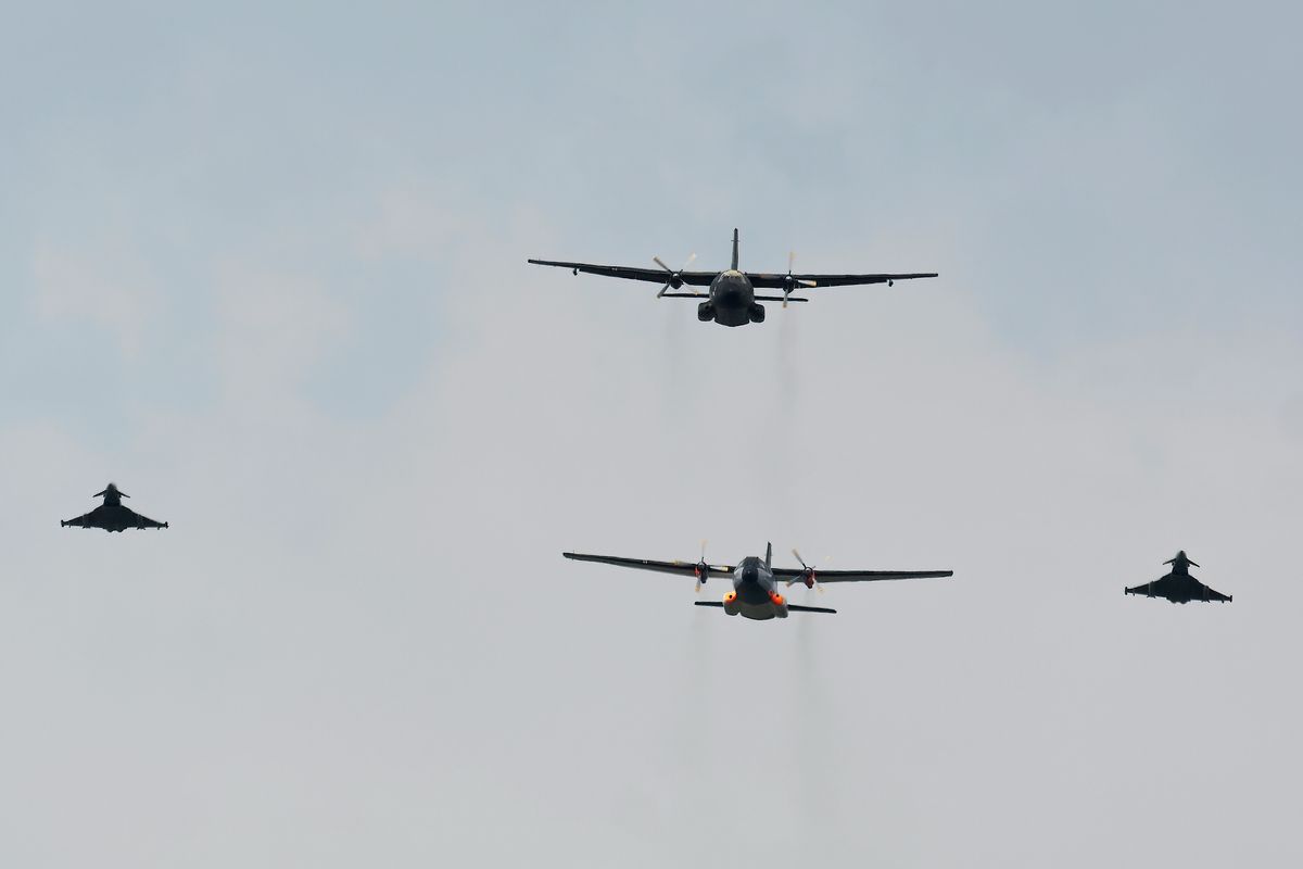 Die 50+40, C-160D von LTG-63 auf der Goodbye Transall Nord-Tour / Die "Retro-Brummel" Formation bestehend aus den beiden  C-160D Transall (50+40 & 50+66) und zwei Eurofighter (30+14 & 30+87 ) Location : Wittmundhafen