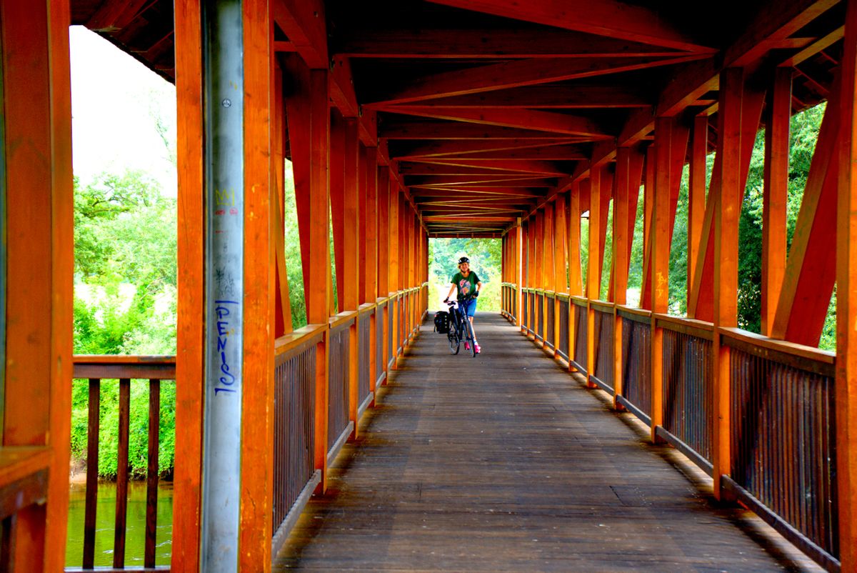 Dieses Brückenfoto habe ich bei einer Fahrradtour auf dem Elberadweg auf der Flussbrücke über die Mulde im  Biosphärenreservat Elbauen aufgenommen. Das Orange passt so gut zu meinem U-Bahn Foto in München.